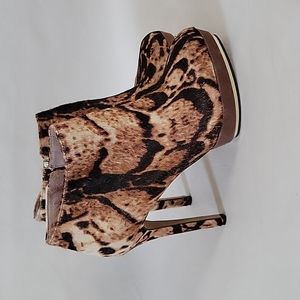 NEW Vince Camuto Dira Leopard Animal Print Calf Hai Platform Booties Size 7.5